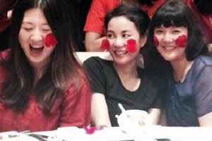 爾東升女友高調曬女兒，秦沛現身評論區(qū)支持，女方疑似成功轉正