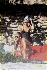 李湘五一帶女兒體驗生活 王詩齡采摘看雞不亦樂乎