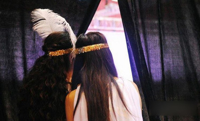 當(dāng)動(dòng)物遇到“紅發(fā)女孩”，那畫(huà)面很野性，很美麗