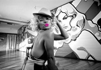 小伙店內(nèi)休息蹭免費充電后離開時拽斷電線，店家質(zhì)問，他矢口否認